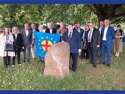 Zum Auftakt der Paneuropa-Gründerreise würdigten in Amberg (Oberpfalz), dem Heimatort des bayerischen Europa-Politikers, langjährigen Landesvorsitzenden der Paneuropa-Union Bayern und Begründer des Europäischen Rechnungshofes, Heinrich Aigner, im Beisein von dessen Sohn Ulrich Aigner mit Familie am Heinrich-Aigner-Denkmal auf dem Mariahilfberg, u.a. Landrat Richard Reisinger, Oberbürgermeister Michael Cerny, der Präsident der Paneuropa-Union Deutschland, Bernd Posselt, sowie der internationale Paneuropa-Vizepräsident Dirk Hermann Voß, Nachfolger von Heinrich Aigner als Landesvorsitzender der Paneuropa-Union Bayern, die großen Verdienste des „visionären Paneuropäers“ um Europa. Zum Auftakt der Paneuropa-Gründerreise würdigten in Amberg (Oberpfalz), dem Heimatort des bayerischen Europa-Politikers, langjährigen Landesvorsitzenden der Paneuropa-Union Bayern und Begründer des Europäischen Rechnungshofes, Heinrich Aigner, im Beisein von dessen Sohn Ulrich Aigner mit Familie am Heinrich-Aigner-Denkmal auf dem Mariahilfberg, u.a. Landrat Richard Reisinger, Oberbürgermeister Michael Cerny, der Präsident der Paneuropa-Union Deutschland, Bernd Posselt, sowie der internationale Paneuropa-Vizepräsident Dirk Hermann Voß, Nachfolger von Heinrich Aigner als Landesvorsitzender der Paneuropa-Union Bayern, die großen Verdienste des „visionären Paneuropäers“ um Europa.