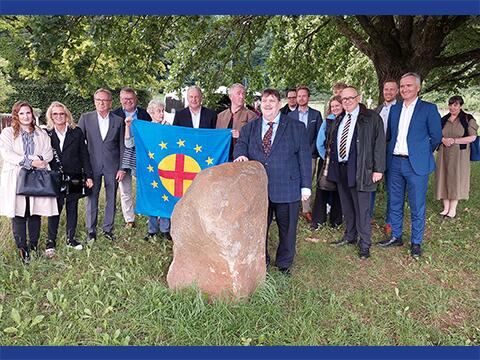 Zum Auftakt der Paneuropa-Gründerreise würdigten in Amberg (Oberpfalz), dem Heimatort des bayerischen Europa-Politikers, langjährigen Landesvorsitzenden der Paneuropa-Union Bayern und Begründer des Europäischen Rechnungshofes, Heinrich Aigner, im Beisein von dessen Sohn Ulrich Aigner mit Familie am Heinrich-Aigner-Denkmal auf dem Mariahilfberg, u.a. Landrat Richard Reisinger, Oberbürgermeister Michael Cerny, der Präsident der Paneuropa-Union Deutschland, Bernd Posselt, sowie der internationale Paneuropa-Vizepräsident Dirk Hermann Voß, Nachfolger von Heinrich Aigner als Landesvorsitzender der Paneuropa-Union Bayern, die großen Verdienste des „visionären Paneuropäers“ um Europa.