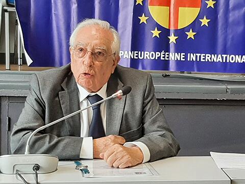 Der internationale Präsident der Paneuropa-Union, Alain Terrenoire, leitete die Generalversammlung in Paris mit Teilnehmern aus 26 Nationen. Der internationale Präsident der Paneuropa-Union, Alain Terrenoire, leitete die Generalversammlung in Paris mit Teilnehmern aus 26 Nationen.