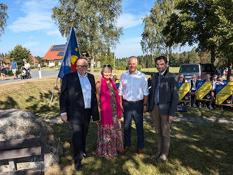 Beim Paneuropa-Picknick in Hildweinsreuth: v.l. Dr. Dirk-Hermann Voß, Birgit Trottmann, Thomas Meiler und Dr. Stephan Oetzinger, MdL. Beim Paneuropa-Picknick in Hildweinsreuth: v.l. Dr. Dirk-Hermann Voß, Birgit Trottmann, Thomas Meiler und Dr. Stephan Oetzinger, MdL.