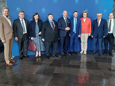 Festakt in Luxemburg: v.r.n.l. Jürgen Hecht, Klaus-Heiner Lehne, Monika Hohlmeier, Präsident Tony Murphy, Niclas Herbst, Bernd Posselt, Stephanie Waldburg, Roland Wortmann und Matthias Wilkes. Festakt in Luxemburg: v.r.n.l. Jürgen Hecht, Klaus-Heiner Lehne, Monika Hohlmeier, Präsident Tony Murphy, Niclas Herbst, Bernd Posselt, Stephanie Waldburg, Roland Wortmann und Matthias Wilkes.